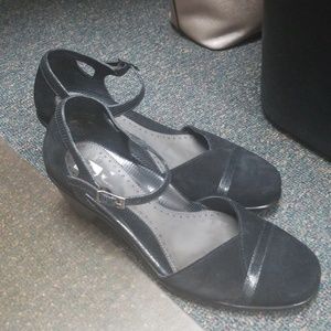 Closed toe wedge heel